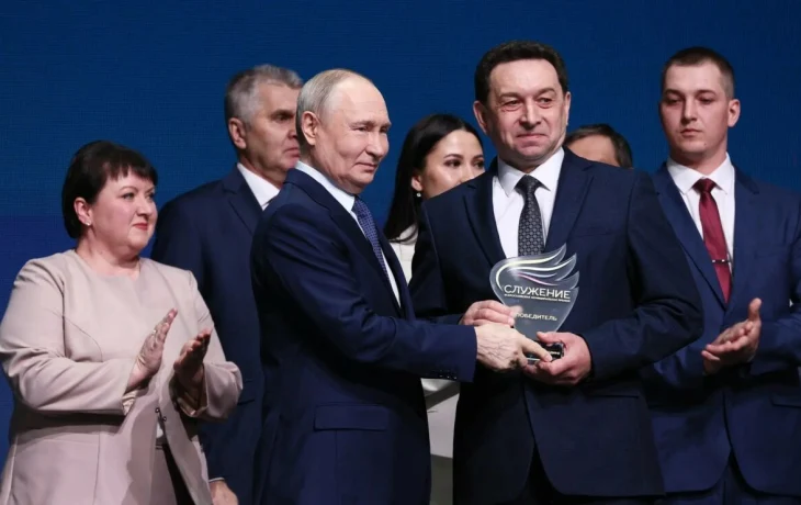 Владимир Путин наградил победителя премии &laquo;Служение&raquo;