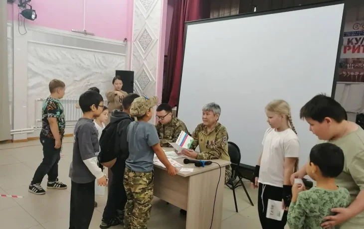Отец и сын, участники СВО, встретились со школьниками Магана