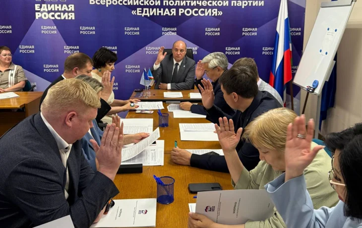 Мирнинское отделение &laquo;Единой России&raquo; укрепляет ряды: новым членам вручили партийные билеты