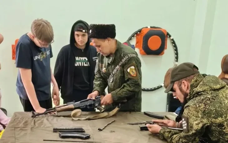 Ветераны СВО из Нерюнгри провели урок мужества и мастер-класс по тактической медицине для подростков