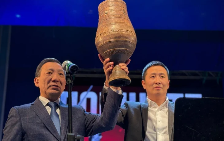 Петр Шамаев передал символический чороон Года защитника Родины министру культуры