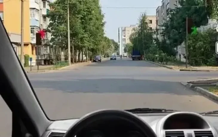 Дорога большая, а места мало &mdash; где именно нужно встать на красный: 88% водителей ошибаются в этом вопросе из билета ПДД
