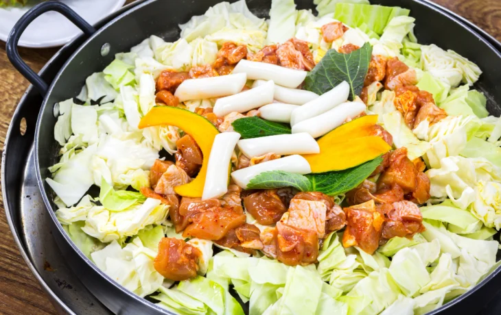 Нежнее мяса: готовим тёплый салат с&nbsp;печенью в&nbsp;сливочном соусе