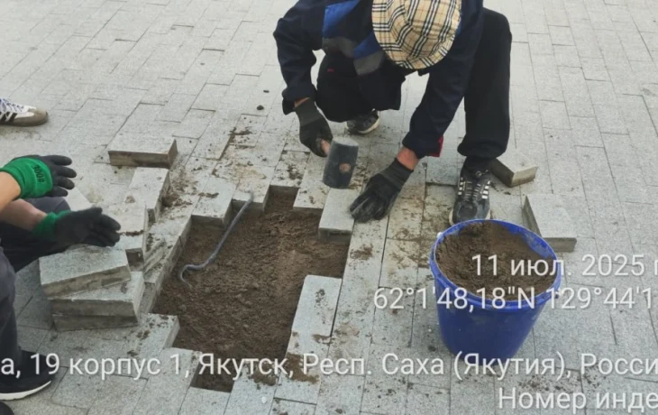 На проспекте Ленина в Якутске устраняют неровности на тротуаре