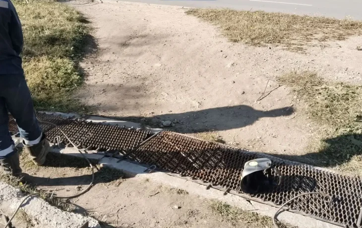 В Якутске обезопасили ливневку, в которой застряла нога школьницы