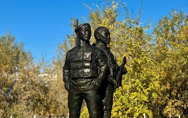 В Якутске открыли памятник боевым товарищам Дмитрию Егорову и Николаю Романову
