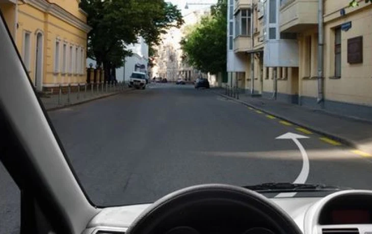 Жёлтый пунктир &mdash; запрет по умолчанию: можно или нельзя здесь оставлять машину, на экзамене по ПДД не смогли сказать 63%