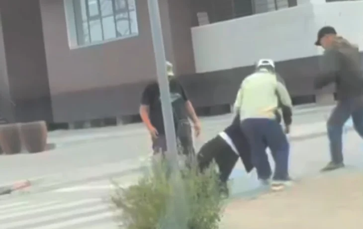 В Якутске мужчины устроили драку на дороге: "Нам и враги не нужны, мы сами друг друга поубиваем"