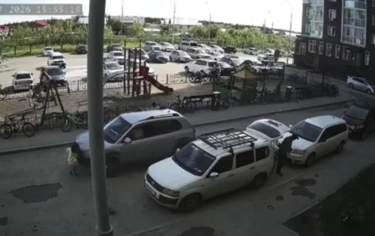 В Якутске во дворе дома на Билибина водитель сбил девочку: ДТП попало на видео