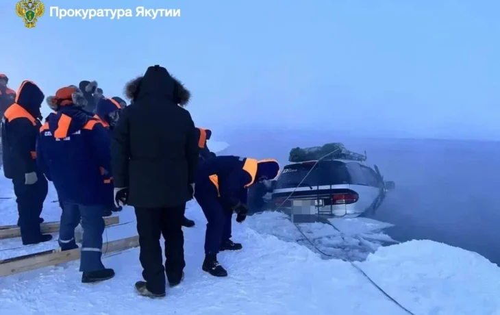 На реке Лене провалился под лед микроавтобус, погибли 11-летняя девочка и мужчина: Водитель предстанет перед судом