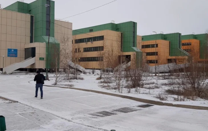 В Якутске женщина родила в холле Медцентра &mdash; новорождённый упал на пол и получил тяжелые травмы головы
