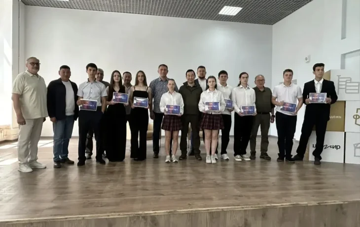&laquo;Будете двигать вперед всю нашу великую страну&raquo;: Айсен Николаев напутствовал медалистов Докучаевска