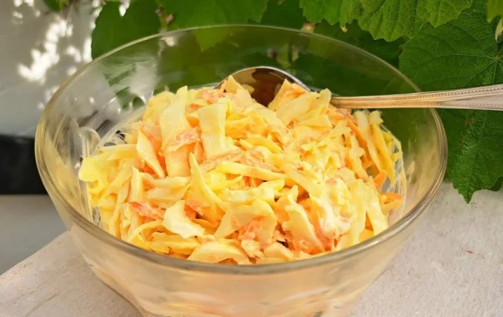 Рецепт из СССР: готовим салат &laquo;Хрустик&raquo; из капустных кочерыжек &mdash; вкуснее &laquo;Оливье&raquo; в 100 раз