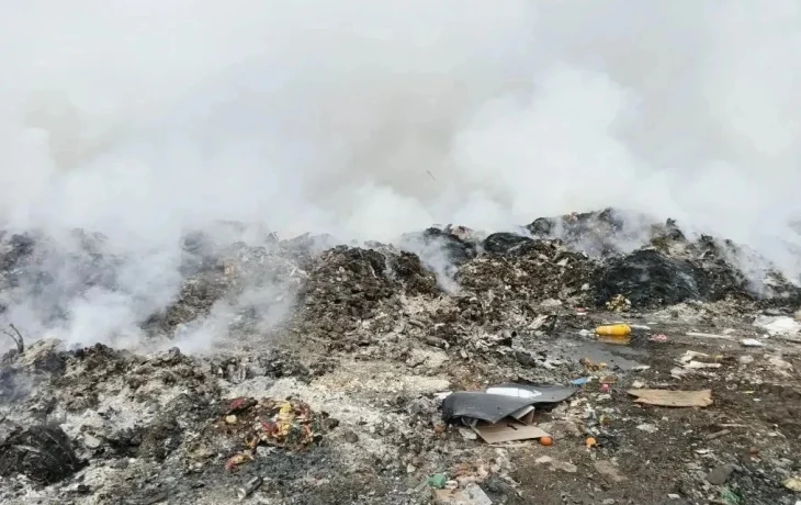 В Нижнем Бестясе загорелась несанкционированная свалка