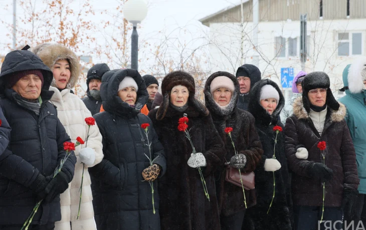 Якутяне возложили цветы в память погибших на озере Ильмень