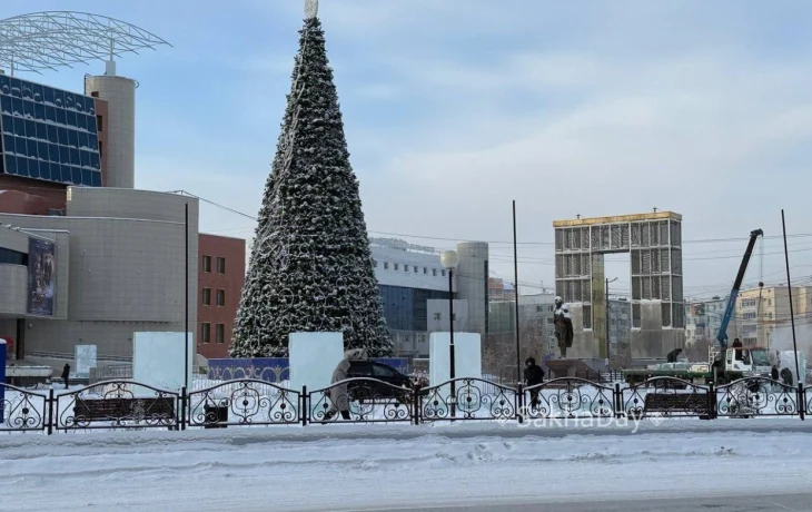 На этой неделе демонтируют елку на Орджоникидзе
