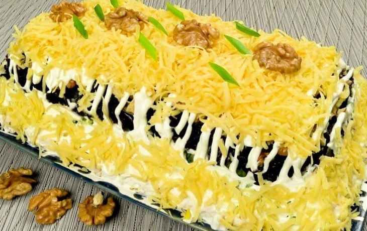 Гости всегда просят рецепт: этот салат с&nbsp;черносливом и&nbsp;курицей первым исчезает со&nbsp;стола&nbsp;&mdash; теперь готовлю только так