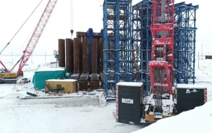 На левом берегу идет монтаж основания под центральный пилон Ленского моста
