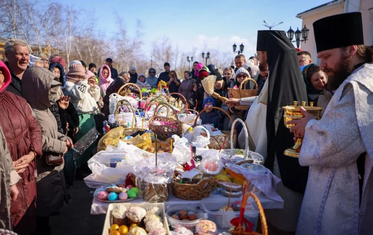 В Якутске освящают куличи и яйца на Пасху