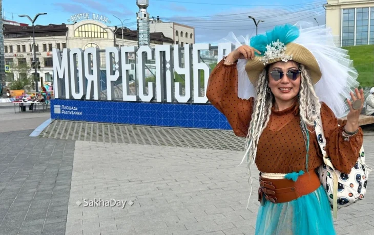 В Якутске прошла шляпная прогулка вместе с Туйарой Тумусовой