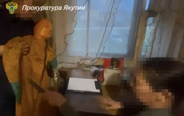 В Якутске женщина трижды ударила гражданского супруга ножом, после чего они продолжили пьянку: мужчина скончался