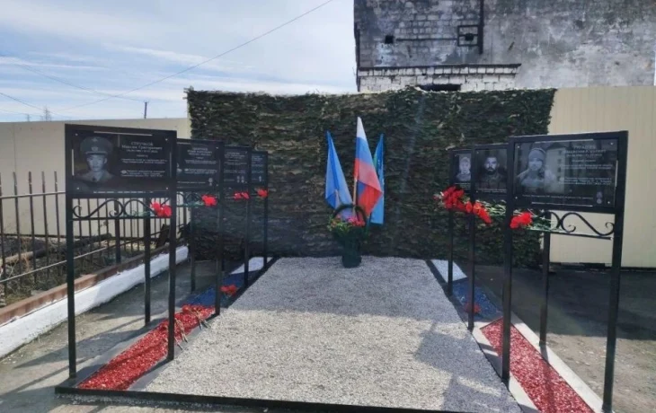 В Хандыге в День Победы открыли аллею памяти работников ЖКХ, погибших в ходе СВО