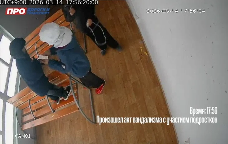Очередной акт вандализма в Якутске на остановке: дети сломали потолок