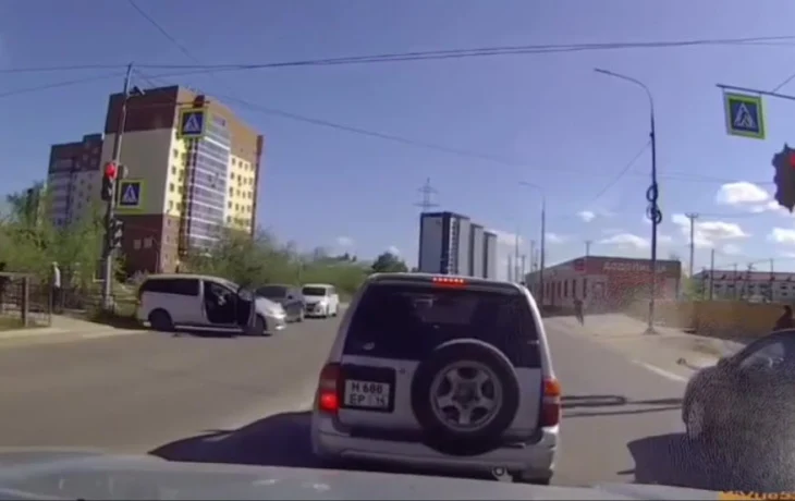 Видеофакт: В Якутске ребенок сел за руль и устроил ДТП, пока отец был в магазине