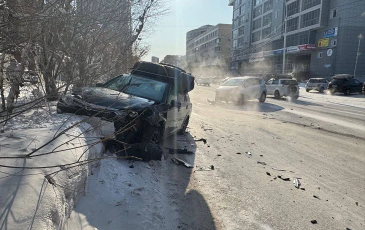 В Якутске столкнулись две "Тойоты": Пострадал водитель