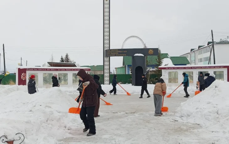 Кыайыы скверэ оҕолор көмөлөрүнэн ыраастанна
