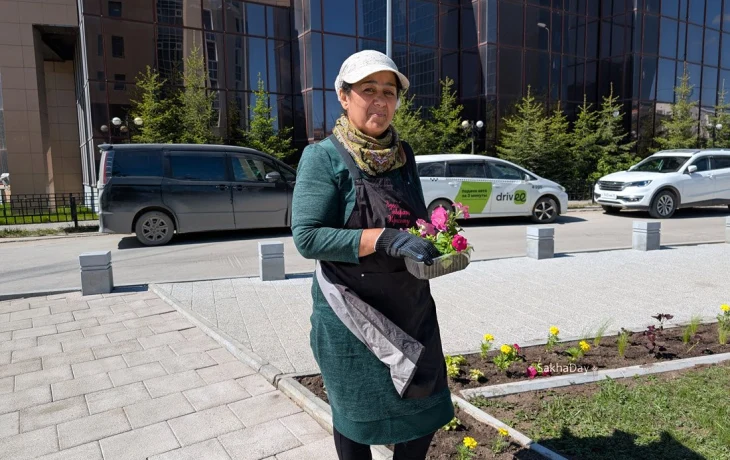&laquo;Самая ухоженная территория в Якутске&raquo;: Кто создает цветочную сказку у здания &laquo;Сургутнефтегаза&raquo;