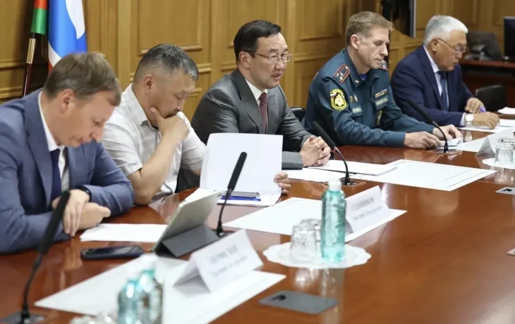 Айсен Николаев провел совещание по природным пожарам