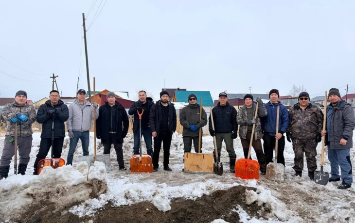 Сотрудники АО &laquo;Алмазы Анабара&raquo; провели акцию по уборке снега для пенсионерки и ветерана СВО