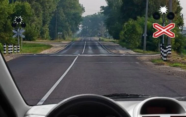 Бело-лунный сигнал на переезде &mdash; голова при этом тоже должна работать: на экзамене по ПДД 57% сомневаются