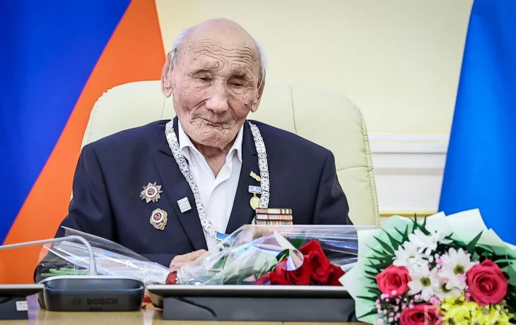 В Якутии ветерана Великой Отечественной войны Наума Слепцова поздравили со 102-летием