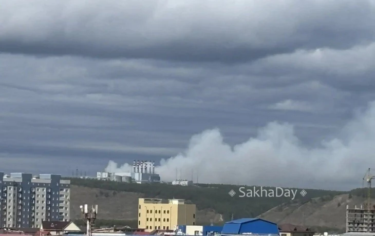 В Якутске горит мусорный полигон