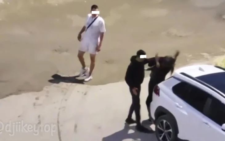 В Якутске молодой человек побил девушку, которая пыталась остановить драку