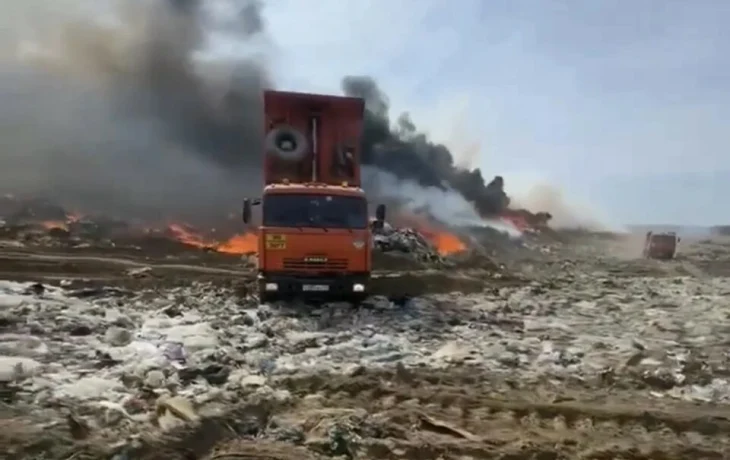 Пожар на свалке Якутска обещают потушить не раньше воскресенья