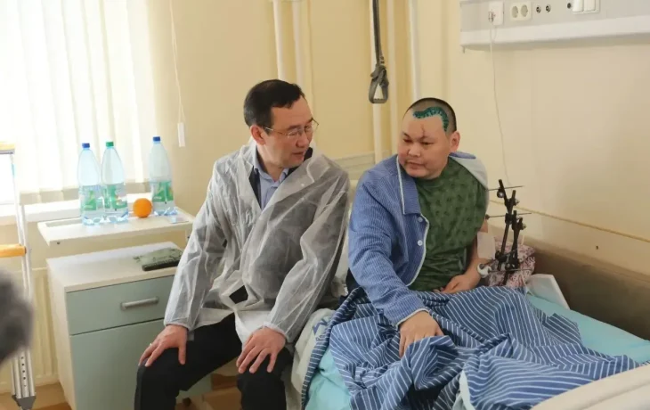 Глава Якутии посетил раненых бойцов СВО в госпитале в Москве
