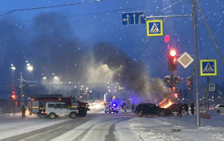 В Якутске при ДТП загорелся автомобиль