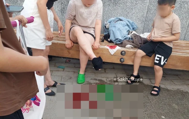 Фотофакт: Еще один ребенок поранился на фонтане на площади Республики в Якутске