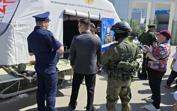 В парке Якутска развернули мобильный пункт отбора на контрактную службу