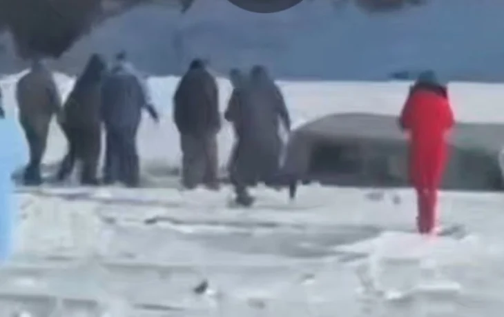 Жуткое видео ухода под лёд &laquo;буханки&raquo; с китайскими туристами на Байкале опубликовано в сети: восемь погибших, включая ребенка