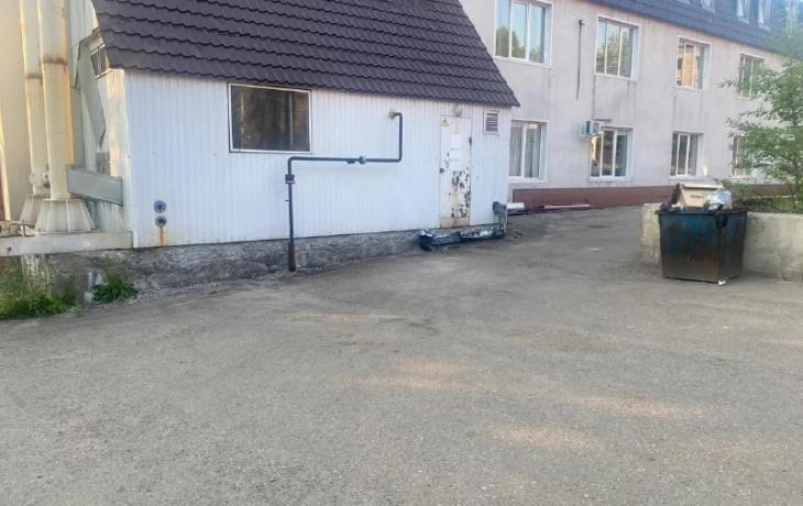 В Алдане мотоциклист врезался в здание и оказался в больнице