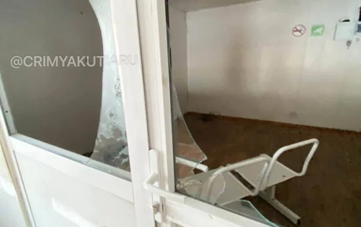 Сбой в системе видеонаблюдения осложнил поиск вандалов, разнесших остановку у &laquo;Столичного&raquo;