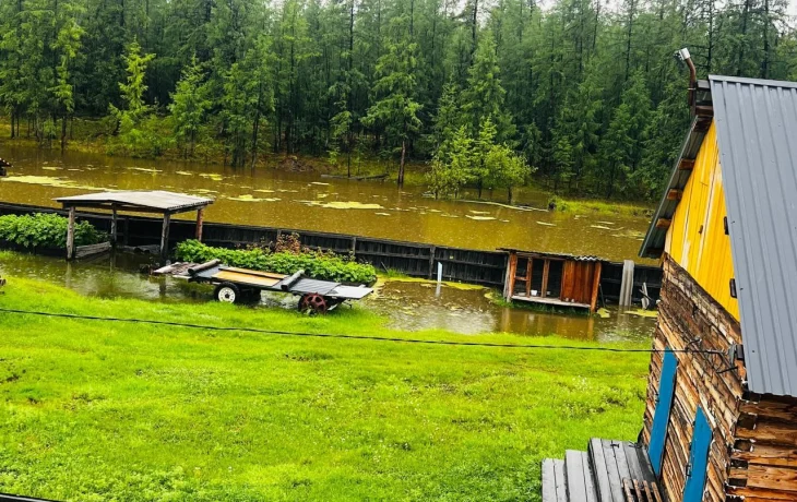 Из-за обильных дождей в Оймяконском районе Якутии поднялся уровень воды в реке