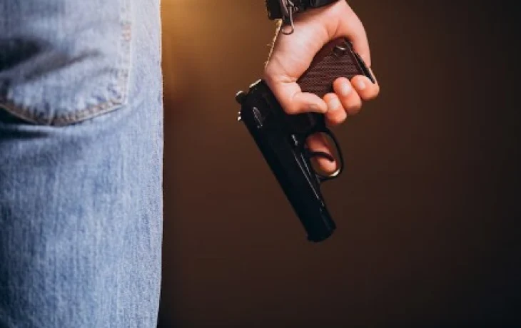 В Якутске мужчина угрожал жене убийством и при этом направлял сигнальный пистолет в их ребенка
