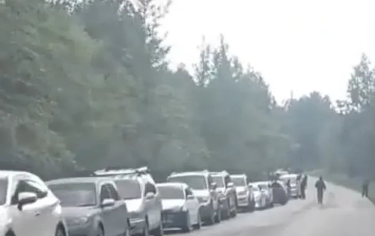 В Алдане разгорается топливный кризис. Люди ночами стоят у автозаправки
