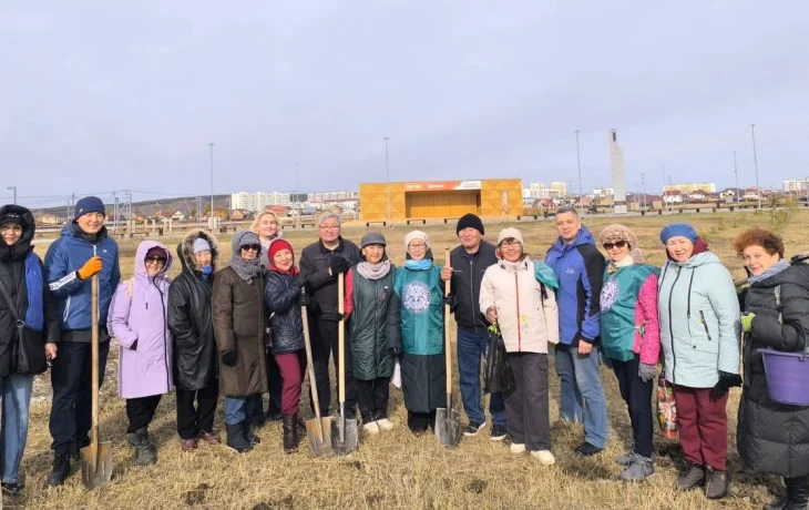 В Якутске волонтеры посадили саженцы в парке Победы