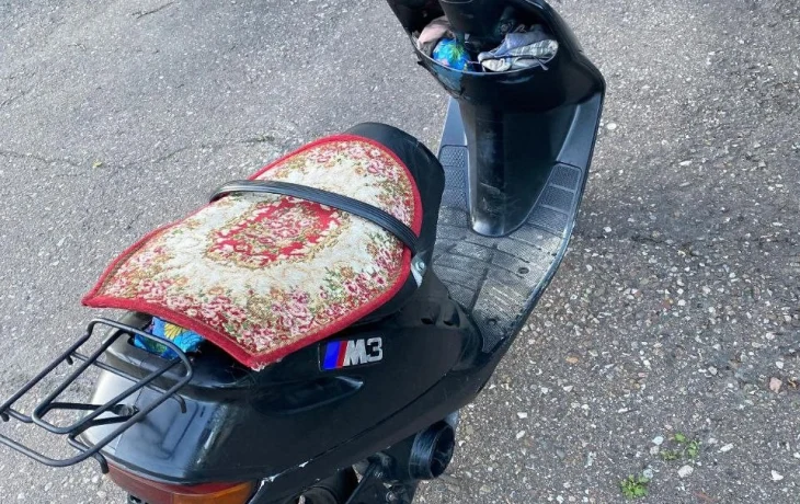 В Алданском районе мужчина опрокинулся на мопеде и был госпитализирован